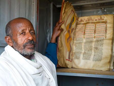  የዛዪይ ቄስ በቤተ መቅደሲይ ውስጥ ሆኑም ቅዱሳት መፀህፍቴይ ቲይሩ /የዛይ ቄስቤተ መቅደስ ውስጥ ቅዱሳት መፀሕፍትን ኢያዩ/A preist from the churches of Zay is showing the ancient holy scripts