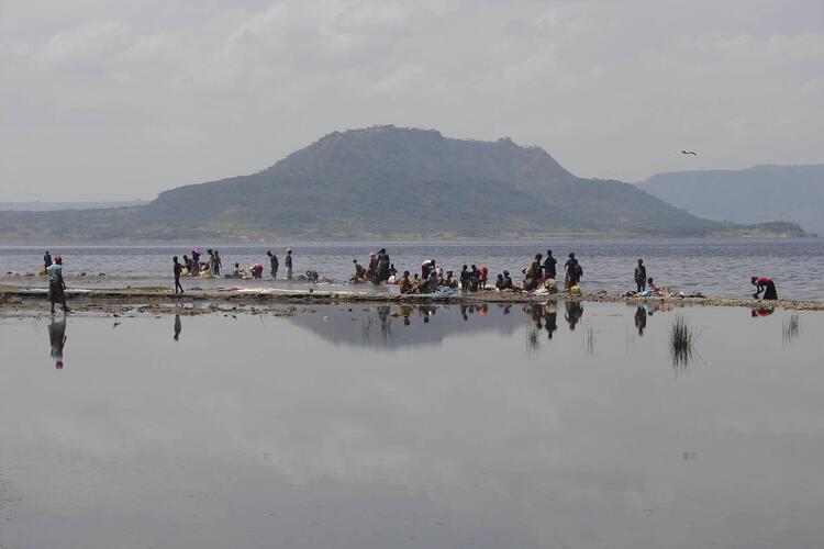  በመይ አፋፍ አባሳይዋ ደሴቴይ የሩሌይ ሰብቸ/በሀይቁ ዳር ሀይቁንና ደሴቱን የሚመለከቱ ሰዎች/Locals of the city bathing and washing their clothes along the shores of the lake.